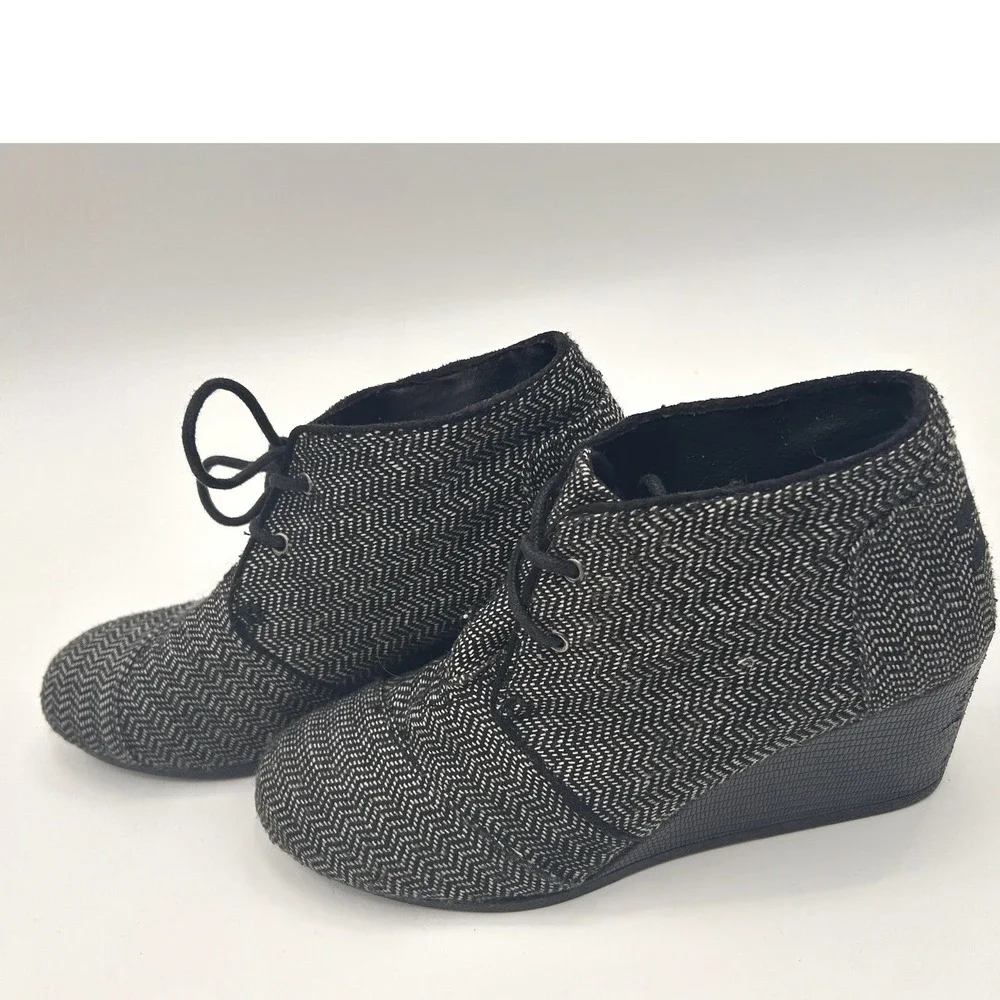 TOMS Black White Herringbone Wedge Ankle Booties Size 8 Lace‎ Up Shoes Scandi